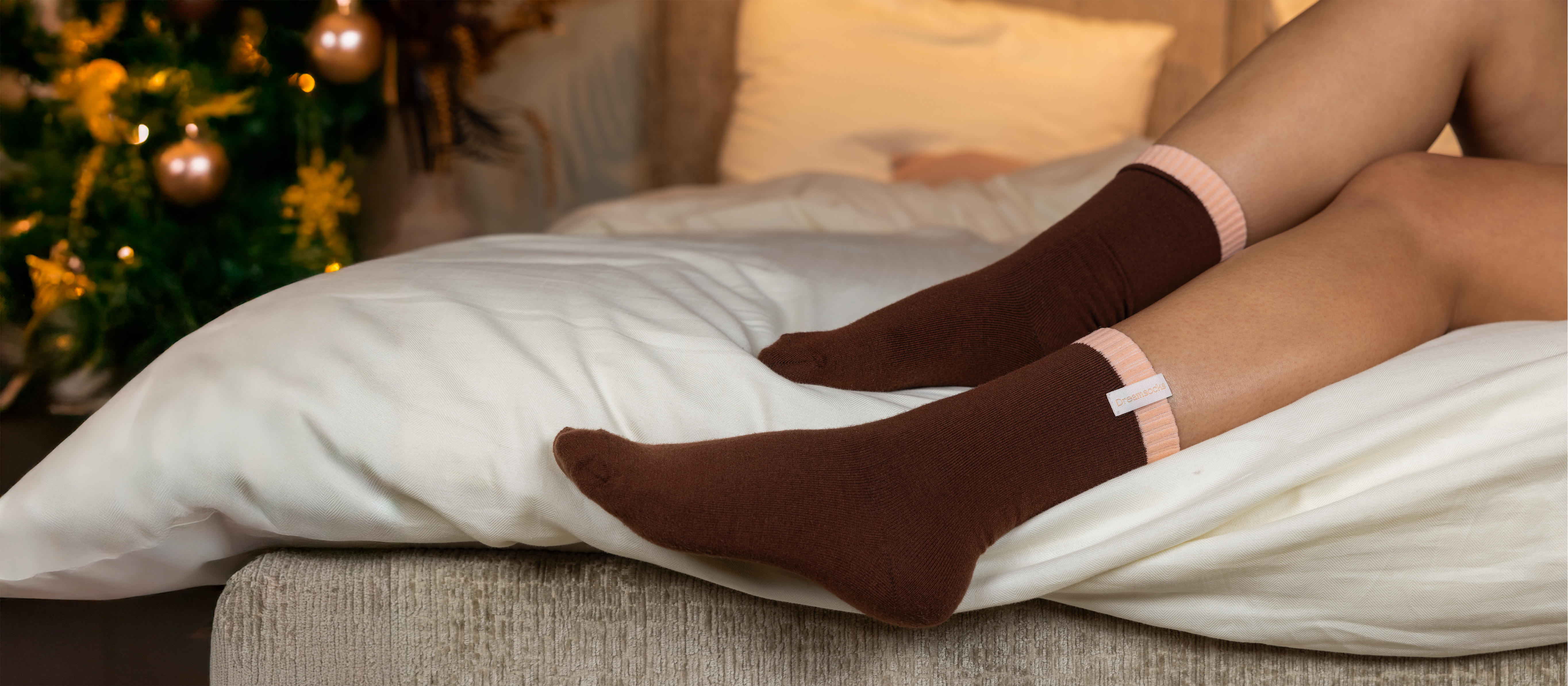 Vrouw met slaapsokken in bed